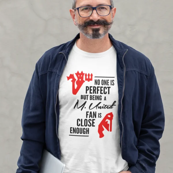 t-shirt-mockup-of-a-slick-middle-aged-man-holding-a-laptop-31714 Manchester United T-shirt